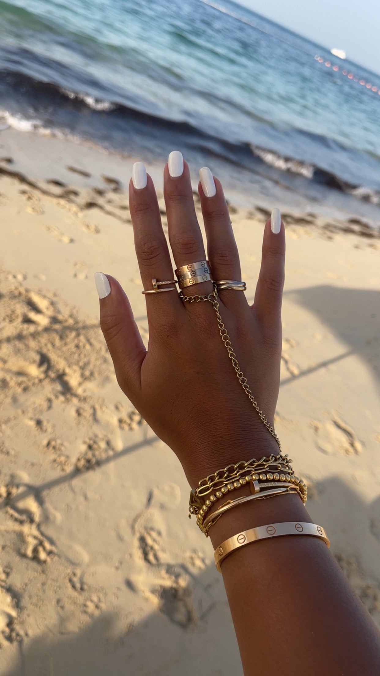 Essential Hand Chain Gold