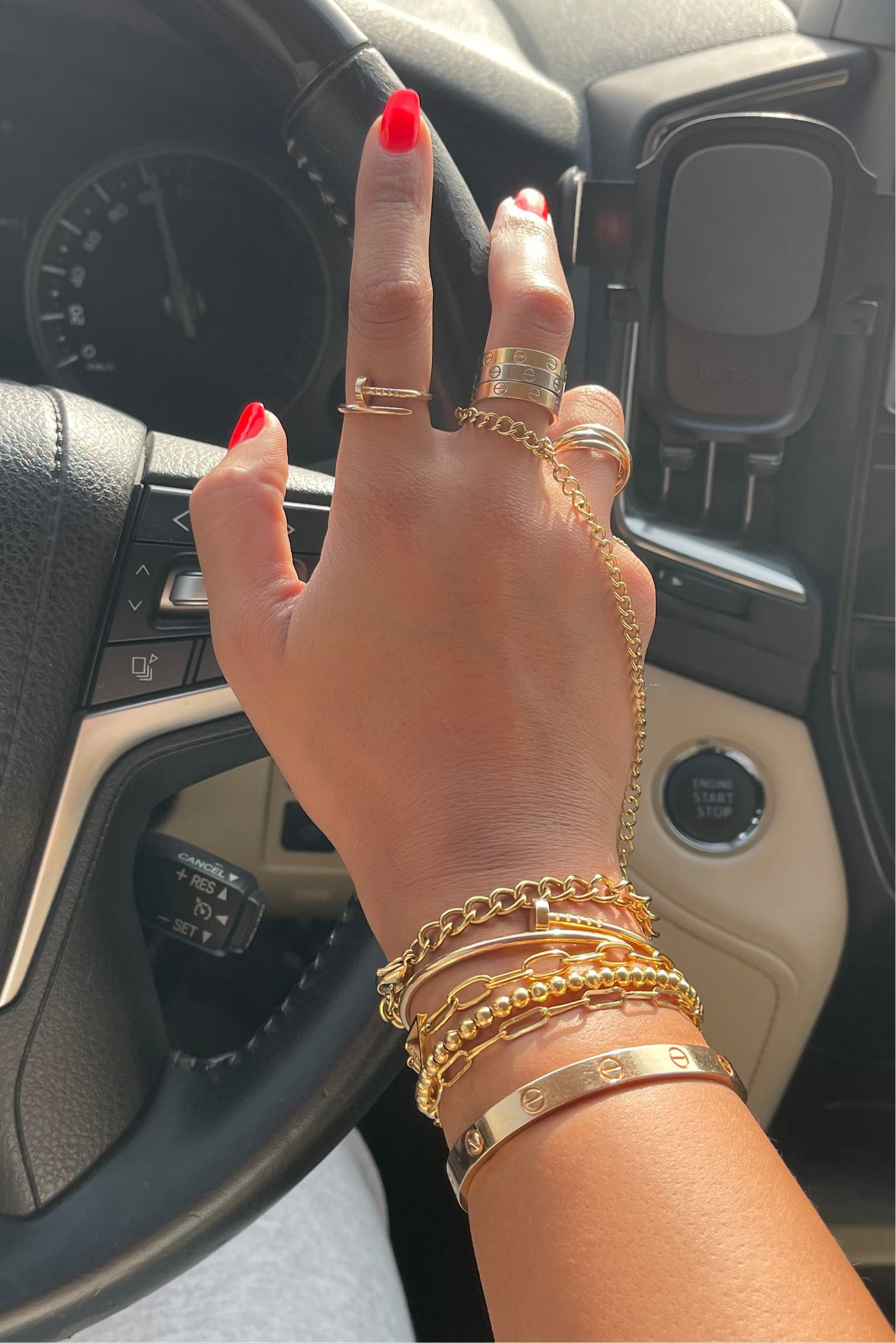 Essential Hand Chain Gold